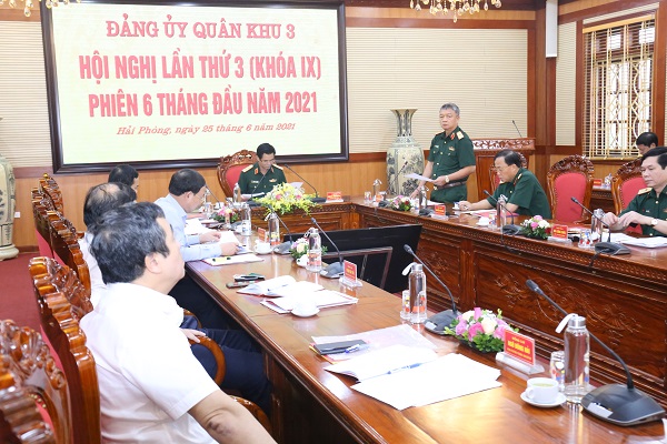 Thiếu tướng Nguyễn Quang Ngọc, Ủy viên Trung ương Đảng, Ủy viên Quân ủy Trung ương, Phó Bí thư Đảng ủy, Tư lệnh Quân khu phát biểu tại hội nghị.