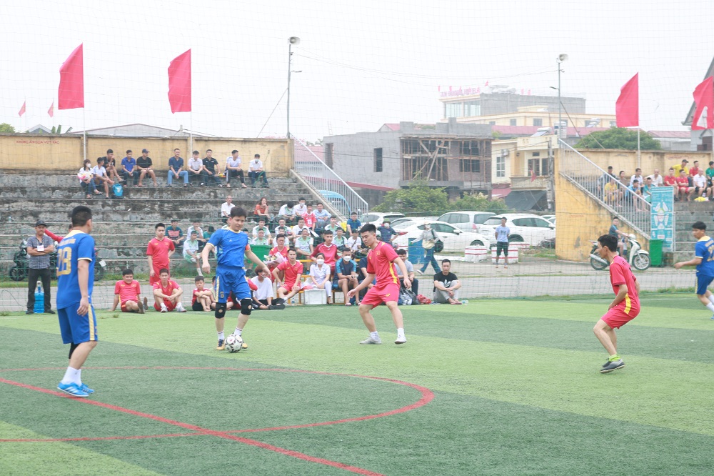 Một pha tranh bóng giữa cầu thủ Đội tuyển Dân chính Đảng với đội tuyển An Hưng nhận được sự cổ vũ của khán giả.  