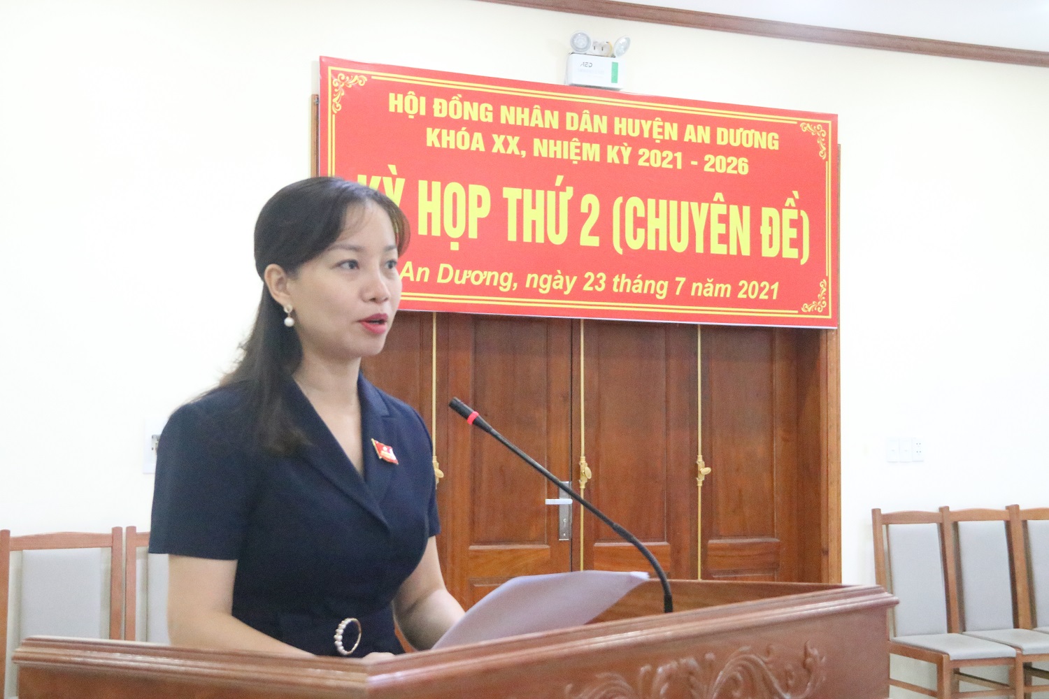 Đồng chí Trần Thị Quỳnh Trang, Thành ủy viên, Bí thư Huyện ủy dự và phát biểu chỉ đạo kỳ họp