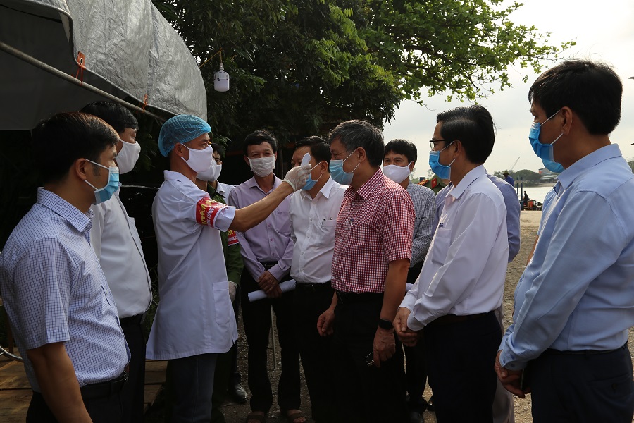 Phó Chủ tịch Thường trực UBND TP kiểm tra thân nhiệt tại chốt kiểm dịch đặt tại phà Quang Thanh (An Lão)
