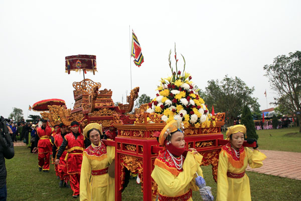 Lễ hội đền Trạng Trình thu hút đông đảo người dân tham gia