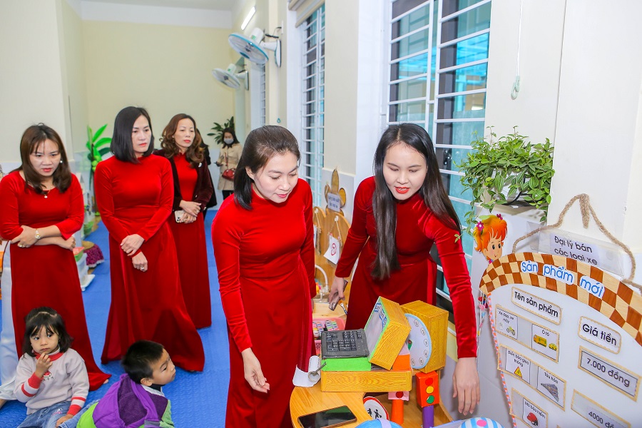 Các đại biểu tham quan phòng học tại Trường mầm non Đồng Thái 