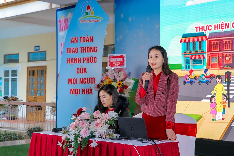 Bà Nguyễn Thị Huyền- Phó Trưởng phòng Giáo dục và Đào tạo huyện An Dương điều hành thảo luận chuyên môn 