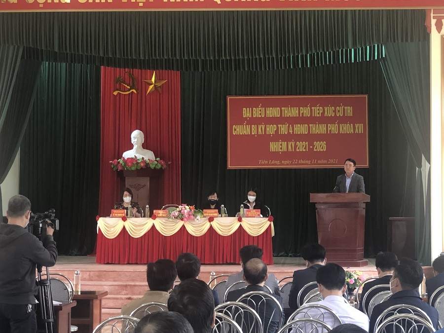 Đồng chí Lê Khắc Nam- Phó Chủ tịch UBND TP tiếp xúc cử tri tại điểm Nhà văn hóa xã Hùng Thắng 