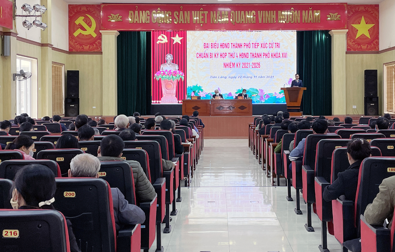 Đồng chí Nguyễn Đình Chuyến- Chủ nhiệm Ủy ban kiểm tra Thành ủy tiếp xúc cử tri tại điểm Trung tâm bồi dưỡng chính trị huyện 