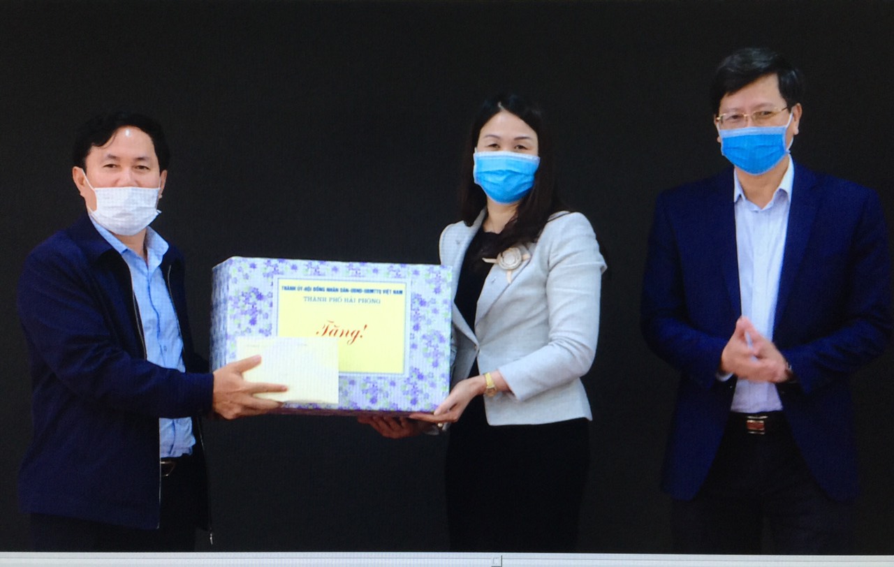 Đồng chí Lê Ngọc Trữ, Giám đốc Sở Tài chính trao quà của Thành ủy, HĐND, UBND thành phố tặng huyện An Dương