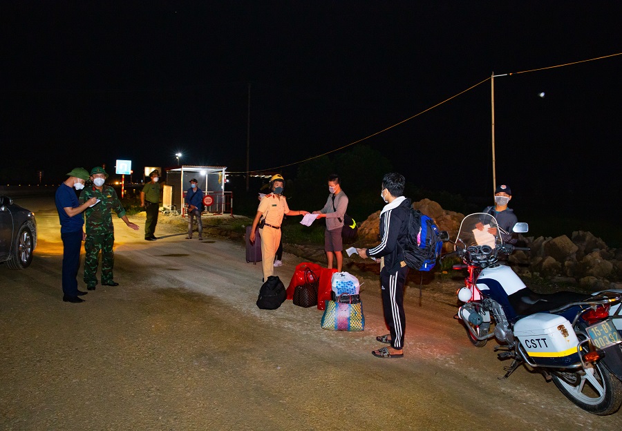 Tổ công tác tại Chốt kiểm soát dịch bệnh cầu Nghìn đưa 5 công dân từ quận Gò Vấp, thành phố HCM đi cách ly tập trung khi qua chốt
