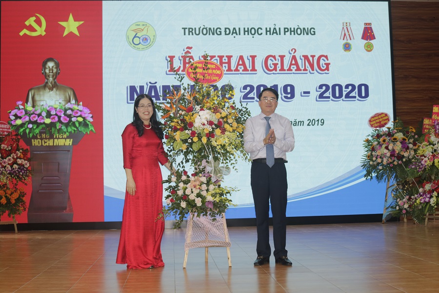 Đồng chí Lê Khắc Nam- Phó Chủ tịch UBND TP tặng hoa chúc mừng Trường Đại học Hải Phòng nhân dịp khai giảng năm học mới 