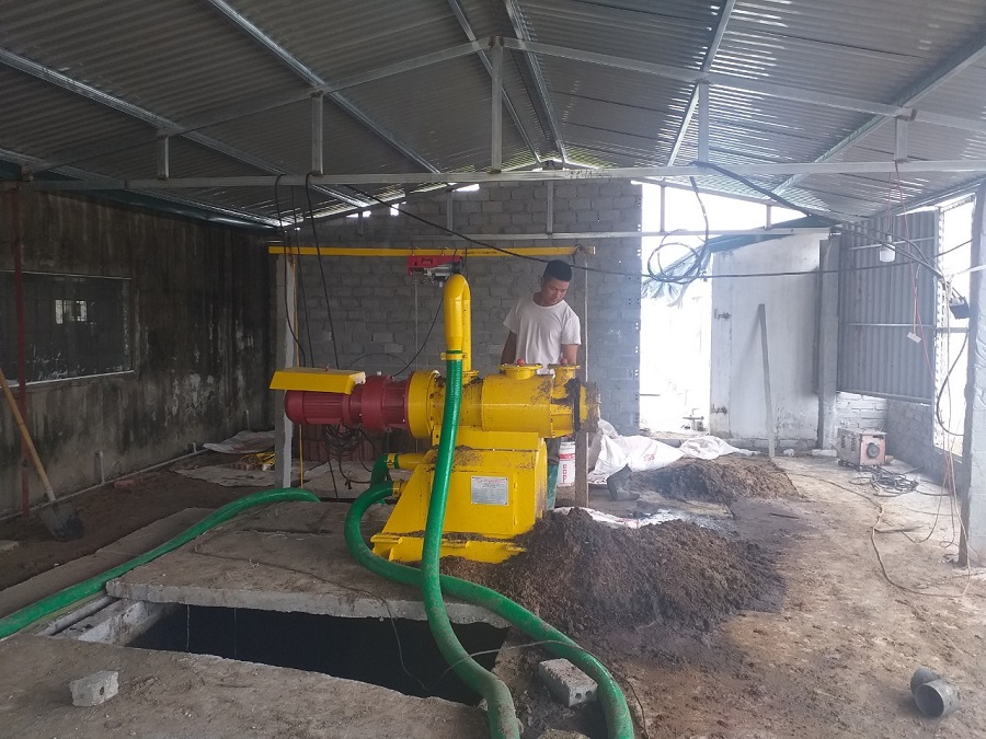 Máy ép phân lợn được các trang trại lắp đặt đưa vào sử dụng góp phần giảm tải cho hầm Biogas  