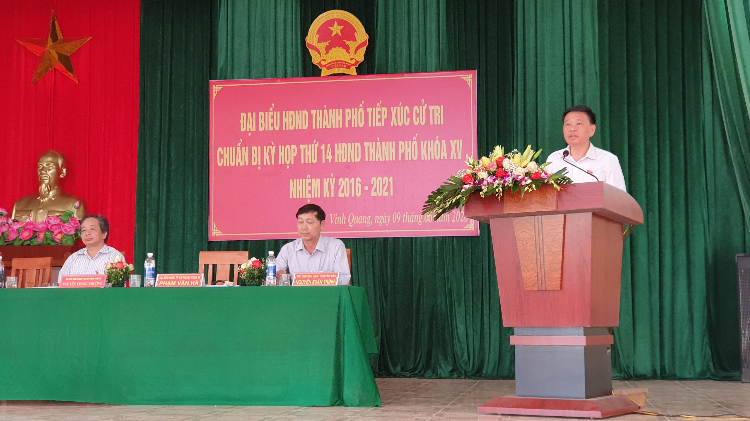 Đồng chí Phạm Văn Hà trả lời thắc mắc, kiến nghị của cử tri.