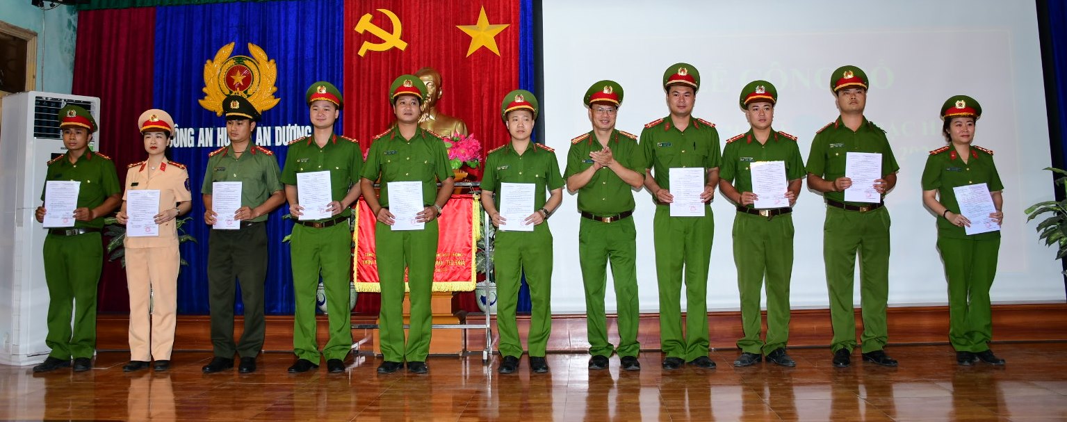 Đại tá Đỗ Quang Trung- Trưởng CAH An Dương trao quyết định 