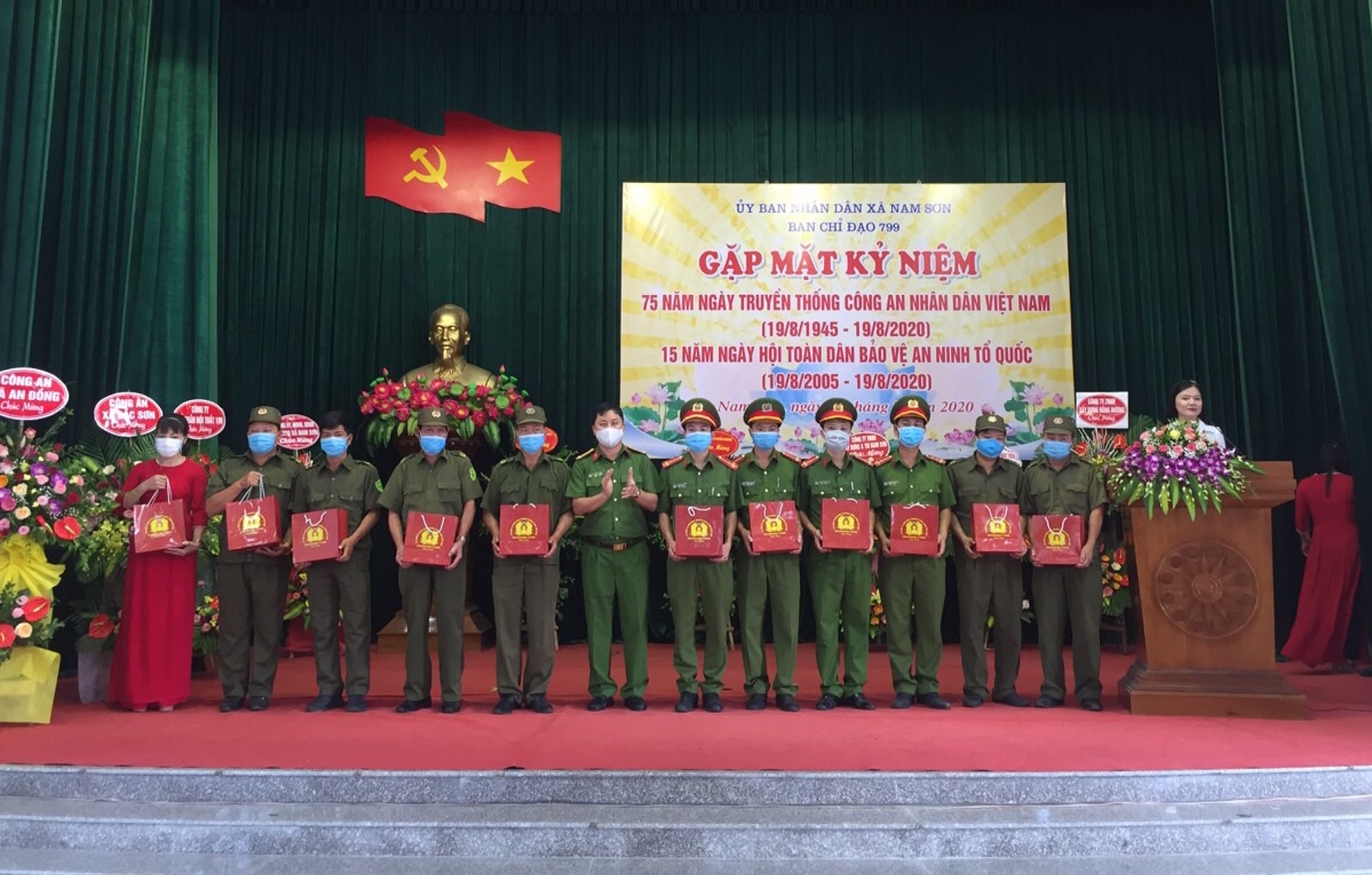 CAH An Dương tặng quà cho tập thể cán bộ, chiến sĩ CAX Nam Sơn