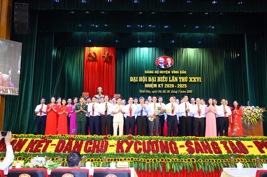 Đồng chí Nguyễn Xuân Bình- Phó Chủ tịch Thường trực UBND TP tặng hoa chúc mừng các đồng chí trúng cử Ban chấp hành khóa mới
