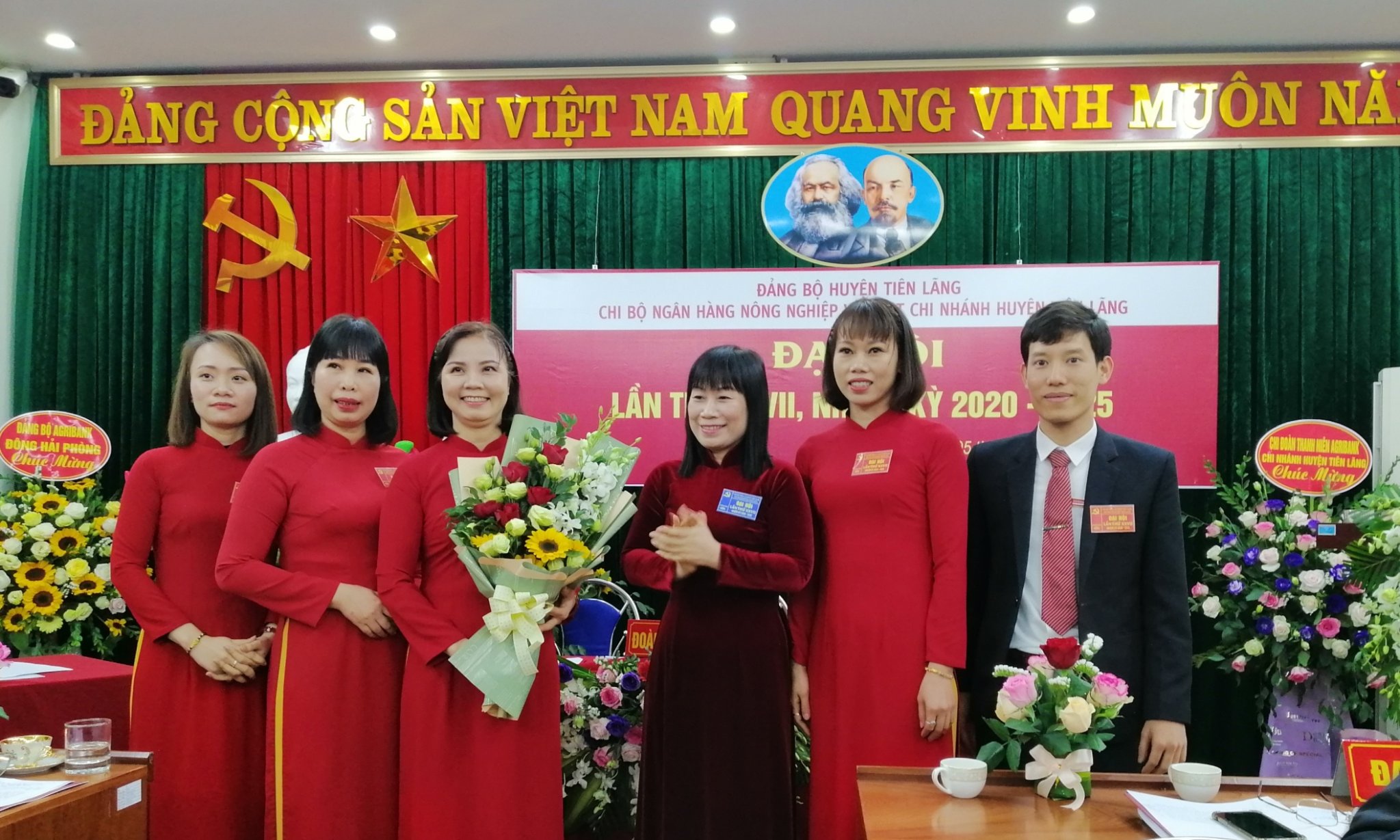 Đồng chí Nguyễn Thị Mai Phương- Bí thư Huyện ủy Tiên Lãng tặng hoa chúc mừng đại hội