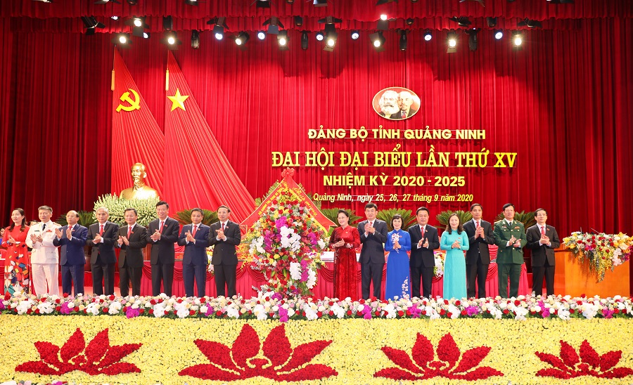 Đồng chí Nguyễn Thị Kim Ngân, Ủy viên Bộ Chính trị, Chủ tịch Quốc hội, tặng hoa chúc mừng Đại hội.
