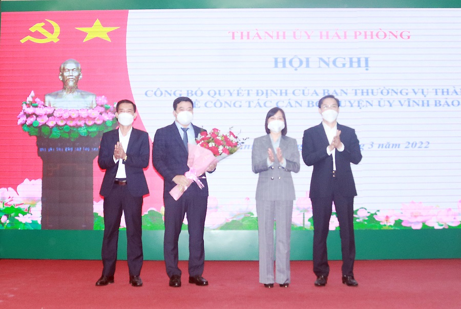 Lãnh đạo Huyện ủy, UBND huyện Vĩnh Bảo tặng hoa chúc mừng đồng chí Lê Ngọc Lân.