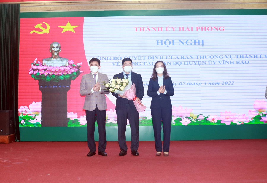 Lãnh đạo Huyện ủy, UBND huyện An Dương tặng hoa chúc mừng đồng chí Lê Ngọc Lân.