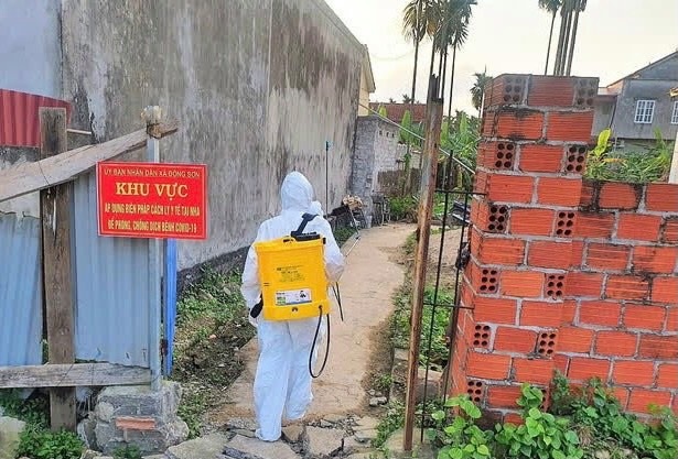 Ngành Y tế tiến hành phun khử khuẩn tại nơi ở của của nữ nhân viên quán bar ở Vĩnh Phúc về Hải Phòng