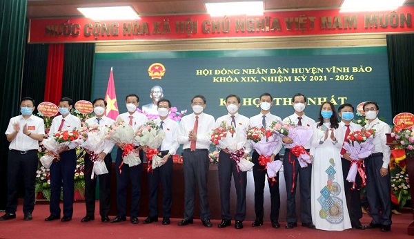 Đồng chí Phạm Quốc Ka, Bí thư huyện Vĩnh Bảo tặng hoa chúc mừng các lãnh đạo chủ chốt HĐND, UBND huyện nhiệm kỳ 2021-2026