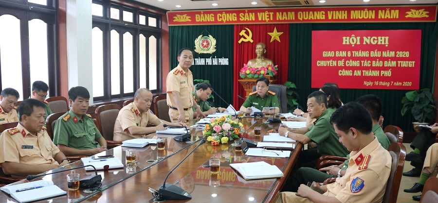 Đại tá Vũ Văn Giới, TRưởng Phòng PC08 báo cáo công tác thực hiện nhiệm vụ tại đơn vị