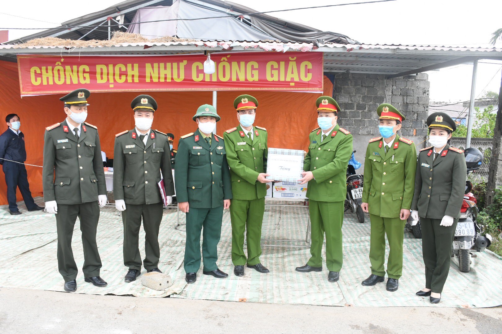 Dại tá Bùi Trung Thành thăm hỏi, tặng qua các chót kiểm dịch QL37 tại khu vực  cầu Chanh huyện Vĩnh Baot;