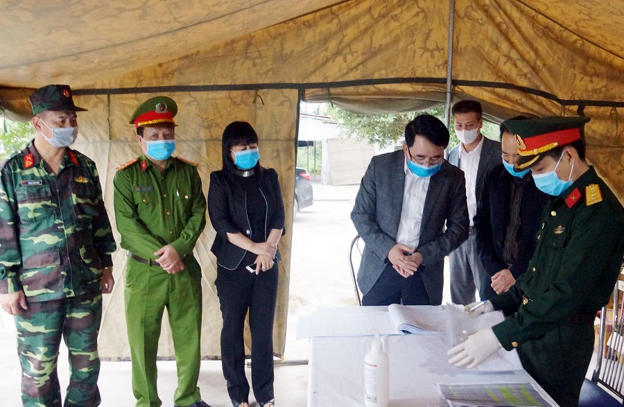 Phó chủ tịch UBND thành phố Lê Khắc Nam kiểm tra công tác phòng chống dịch bệnh tại trạm kiểm soát cầu Khuể.