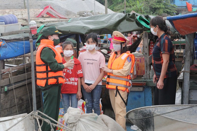 Hội Phụ nữ hai đơn vị tuyên truyền đến người dân về phòng chống dịch và phát tặng khẩu trang tặng các hộ dân