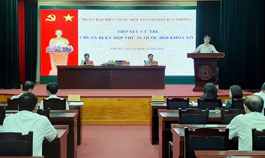 Đồng chí Bùi Thanh Tùng ghi nhân và giải trình các ý kiến, kiến nghị của cử tri huyện Vĩnh Bảo