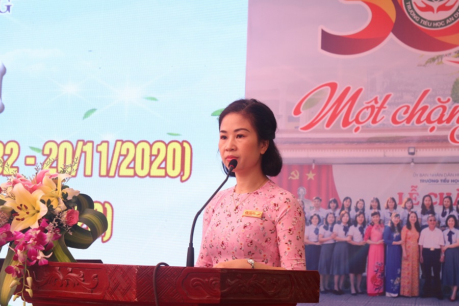 Cô Đỗ Thị Thanh Đượm- Hiệu trưởng đọc diễn văn kỷ niệm 30 năm thành lập trường