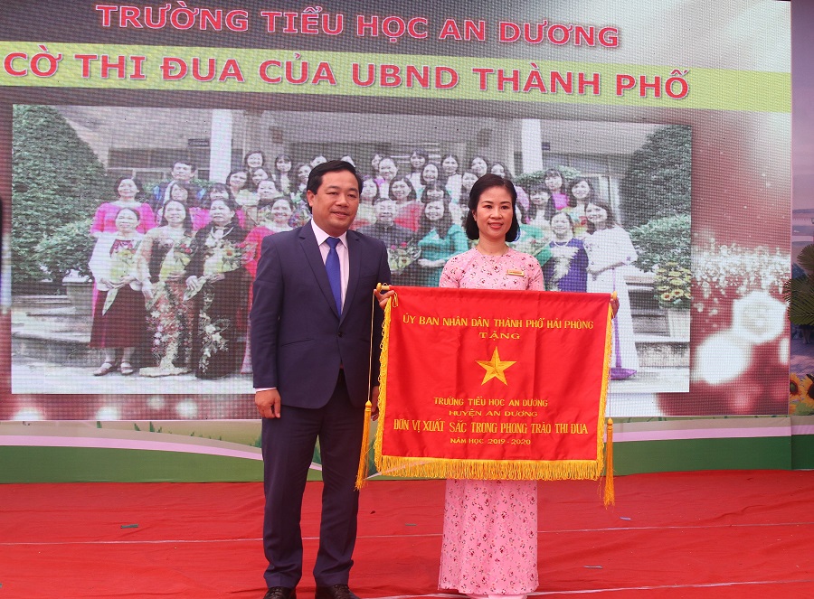 Trường tiểu học An Dương nhận cờ đơn vị dẫn đầu phong trào thi đua của UBND TP
