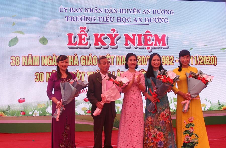 Cô Đỗ Thị Thanh Đượm- Hiệu trưởng nhà trường tặng hoa cho lãnh đạo trường qua các thời kỳ 