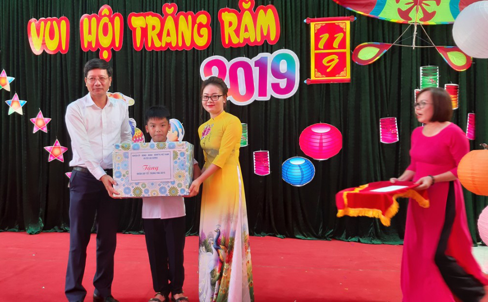 Đồng chí Lê Anh Quân, Bí thư Huyện ủy, chủ tịch UBND huyện An Dương tặng quà Trường Tiều học Nam Sơn 