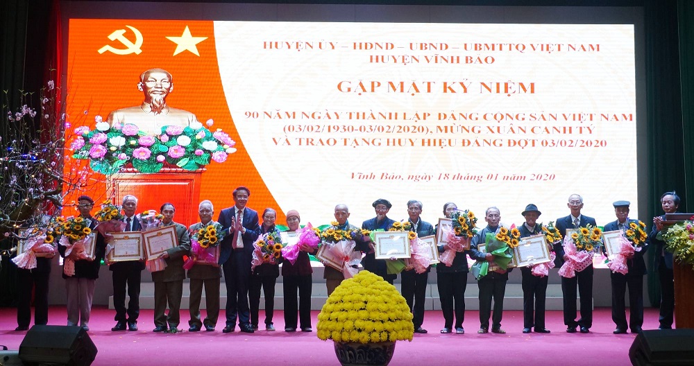 Bí thư Huyện ủy Vĩnh Bảo trao huy hiệu Đảng tặng các đảng viên 