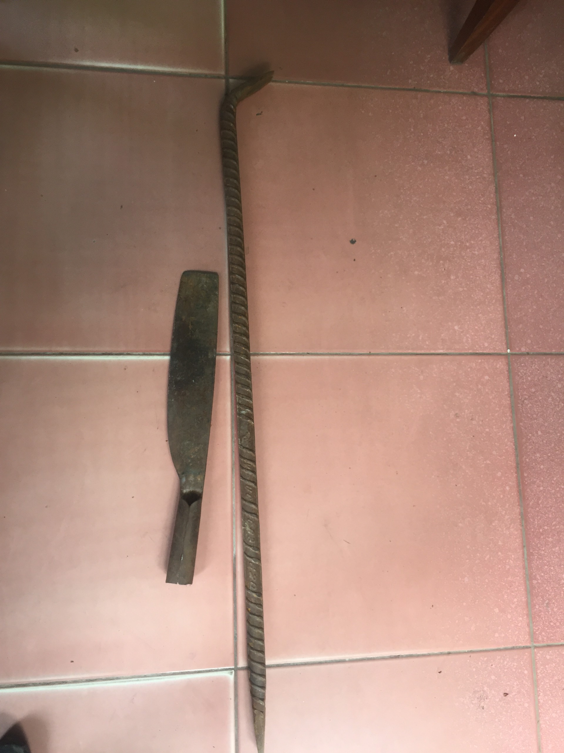 Xac beng và dao của đối tượng Hà Văn Tú dùng để phá két sắt 