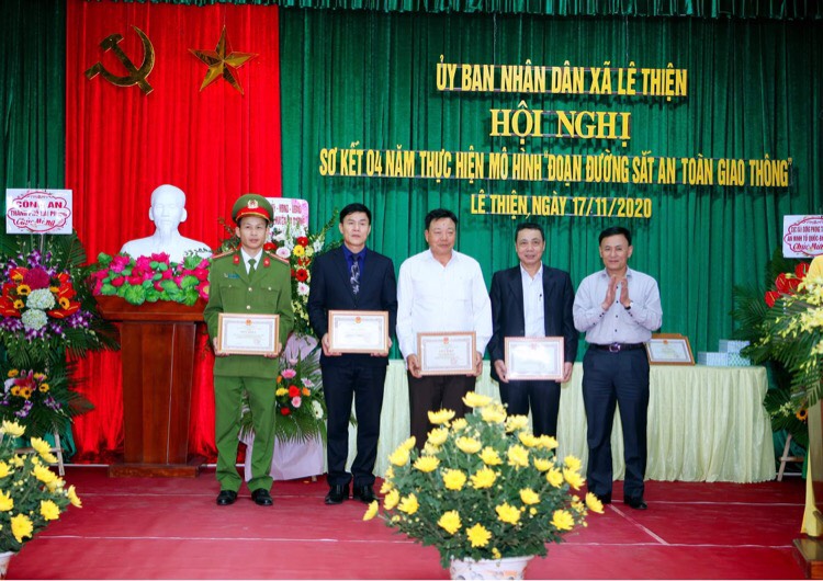Lãnh đạo UBND huyện An Dương trao giấy khen tặng các tập thể, cá nhân có thành tích xuất sắc