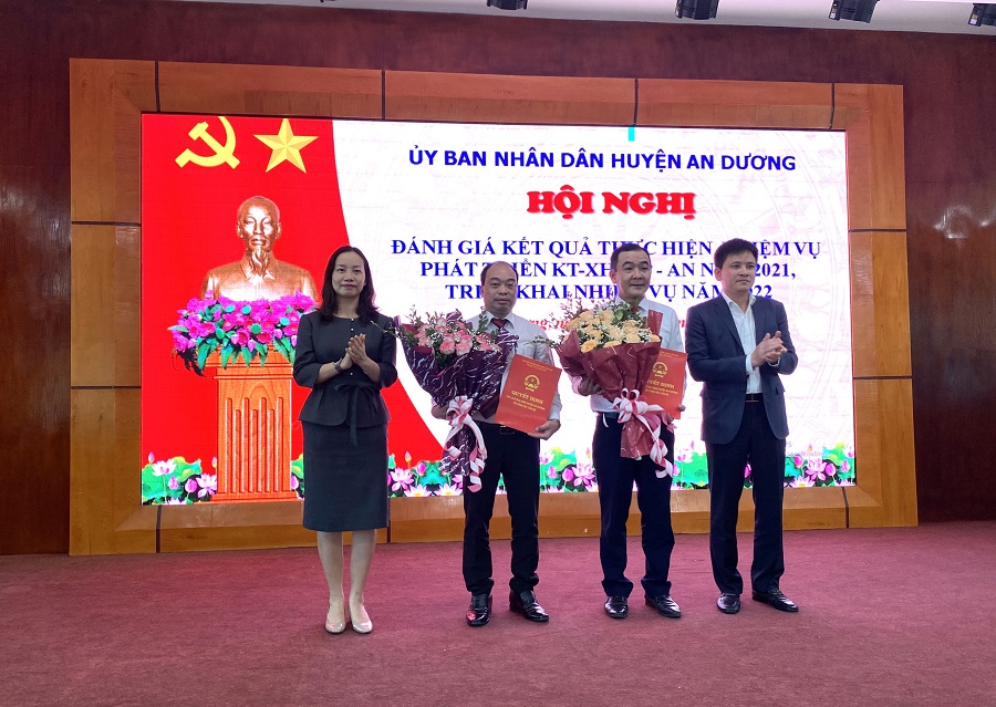 Cũng tại hội nghị, Chủ tịch UBND huyện An Dương trao quyết định bổ nhiệm lãnh đạo trưởng phòng, phó phòng NN&PT-NT huyện