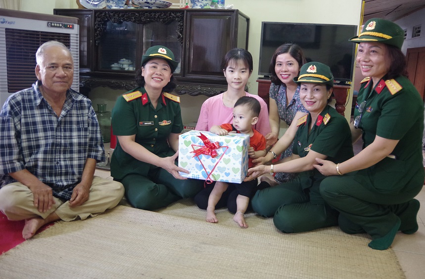 Hội Phụ nữ Ban CHQS quận Hải An thăm tặng quà cho gia đình chiến sĩ Lưu Văn Hải tân binh nhập ngũ năm 2020(Sư đoàn 363, Quân chủng Phòng không-Không quân)