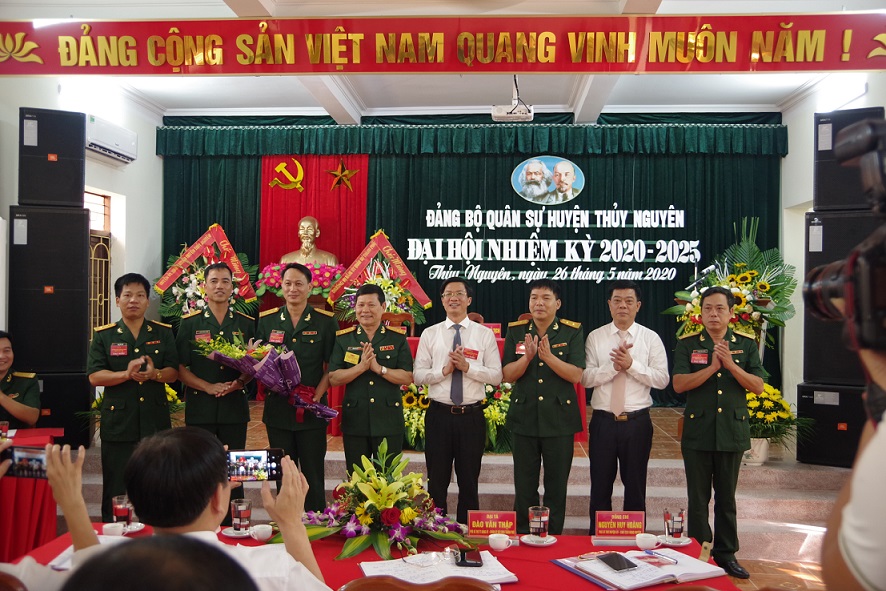Đại tá Đào Văn Thập, Phó Bí thư Thường trực Đảng ủy Quân sự - Chính ủy Bộ CHQS thành phố tặng hoa chúc mừng Ban chấp hành nhiệm kỳ mới
