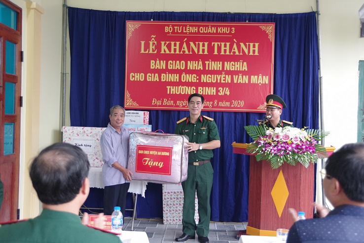 Thượng tá Đỗ Hoàng Hải, Chỉ huy trưởng Ban CHQS huyện An Dương tặng quà cho thương binh Nguyễn Văn Mận.