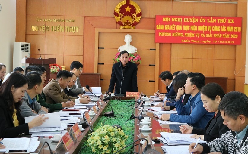 Bí thư Huyện ủy Kiến Thụy Đỗ Xuân Trịnh phát biểu tại hội nghị