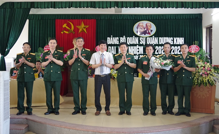 Đồng chí Đại tá Đào Văn Thập, Phó Bí thư Thường trực Đảng ủy Quân sự - Chính ủy Bộ CHQS thành phố tăng hoa chúc mừng Ban chấp hành Đảng bộ Quân sự quận nhiệm kỳ mới