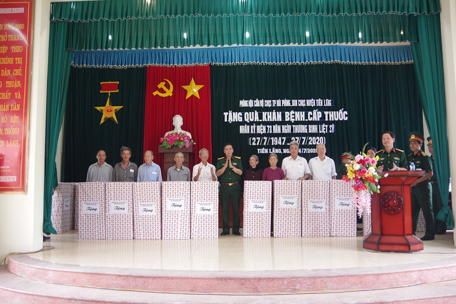 Đại tá Nguyễn Hải Hà, Phó Chỉ huy trưởng Bộ CHQS thành phố Hải Phòng tặng quà cho các đối tượng chính sách