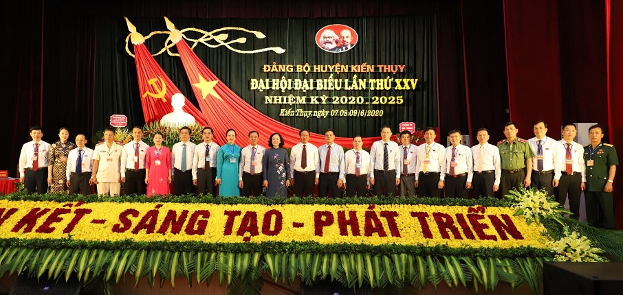 Đồng chí Trương Thị Mai, Ủy viên Bộ Chính trị, Trưởng Ban Dân vận Trung ương và lãnh đạo thành phố, lãnh đạo huyện tại Đại hội