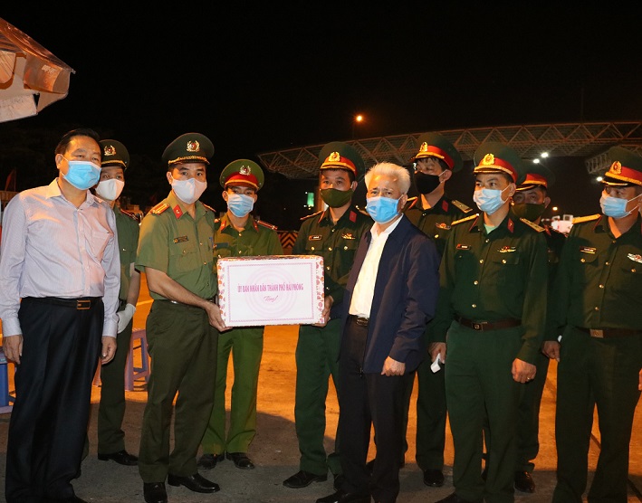 Phó Chủ tịch UBND thành phố Nguyễn Đình Chuyến tặng quà động viên lực lượng làm việc tại Chốt kiểm soát phòng, chống dịch COVID -19