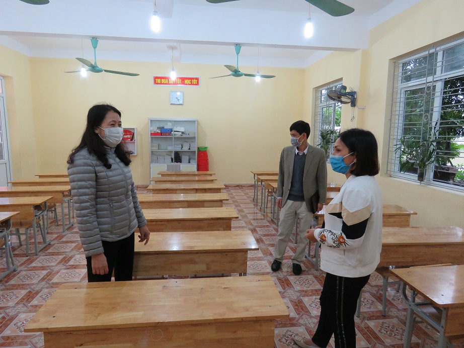 Đồng chí Phạm Thị Vinh, Phó Chủ tịch UBND huyện Kiến Thụy kiểm tra đột xuất công tác phòng, chống dịch bệnh tại các trường