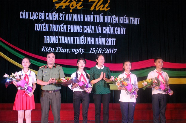 Đồng chí Phạm Thị Vinh, Phó Chủ tịch UBND huyện Kiến Thụy tặng hoa kỷ niệm các đội dự thi.