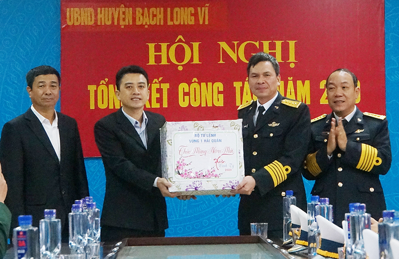 Lãnh đạo Bộ Tư lệnh Vùng 1 Hải quân trao quà Tết tặng UBND huyện đảo Bạch Long Vĩ