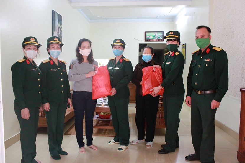 Cán bộ, hội viên Hội Phụ nữ Ban CHQS quận Hải An tặng quà gia đình quân nhân đang trực tiếp tham gia nhiệm vụ tại các chốt kiểm soát dịch covid-19   