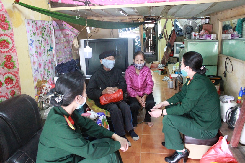 Cán bộ, hội viên Hội Phụ nữ Ban CHQS quận Hải An tặng quà các hộ nghèo trên địa bàn phường Cát Bi