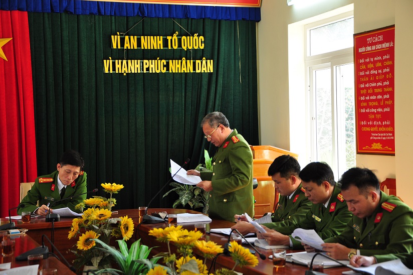 Đại tá Nguyễn Quang Hải, Trưởng CAH Cát Hải báo cáo kết quả công tác năm 2019 tại buổi làm việc